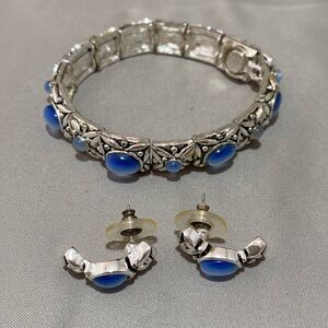 Vintage Silver Tone Magnetic Clasp Lite Blue Cats Eye Bracelet and Earrings.